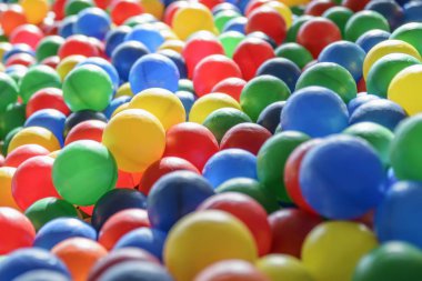 Arka plan doku çok renkli plastik topları oyun