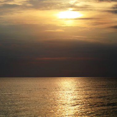 Güzel sabah sakin bir okyanusta, arka plan yansıması