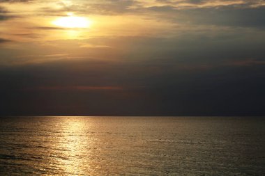 Güzel sabah sakin bir okyanusta, arka plan yansıması