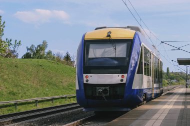 kısa yolcu treni pitoresk bir kırsal kesimde ıssız bir platform üzerinde duruyor