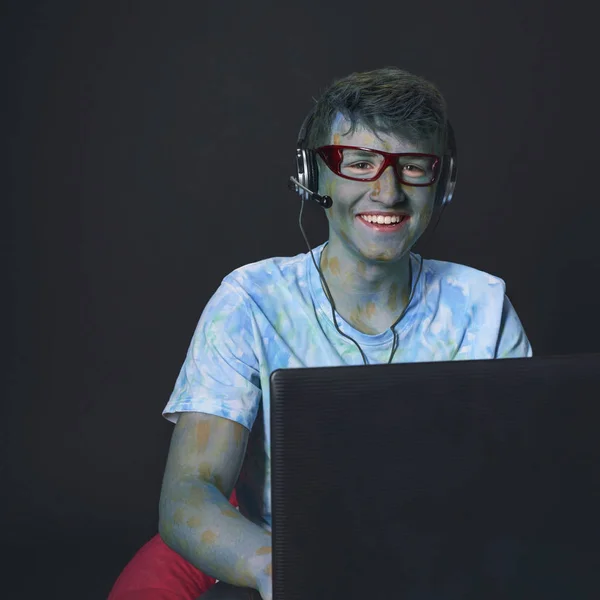 Χαμογελαστός Νεαρός Άντρας Ζωγραφισμένα Χρωματισμένα Χρώματα Γυαλιά Εργάζονται Στον Υπολογιστή — Φωτογραφία Αρχείου