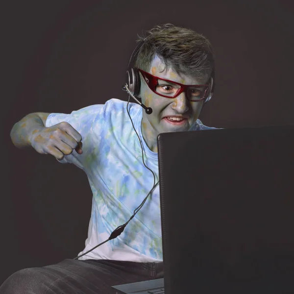 흥미로운 사람이 페인트로 표정으로 컴퓨터 모니터를 — 스톡 사진