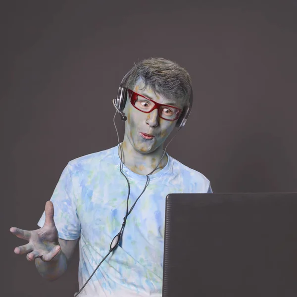 컴퓨터를 헤드셋 페인트로 Animatedly 이야기 — 스톡 사진