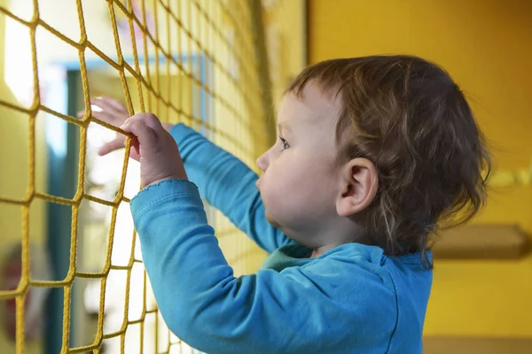 Kleines Kind Blauen Shirt Blickt Durch Das Gelbe Gitter — Stockfoto