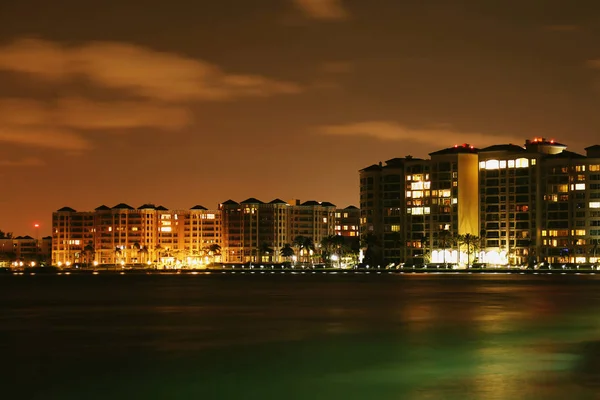 Vista Dal Mare Alla Notte Costiera Città Meridionale Sfondo — Foto Stock