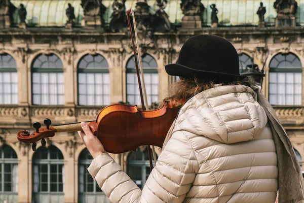 ヴァイオリニストは 旧市街の通りに美しい木製バイオリンを果たしています — ストック写真