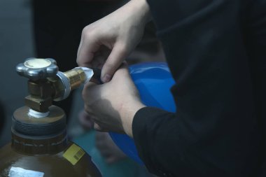 Metal gaz silindir gaz helyum ile bir balon şişirme süreci çalışma