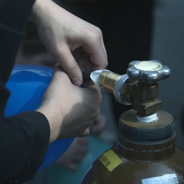 Metal gaz silindir gaz helyum ile bir balon şişirme süreci çalışma