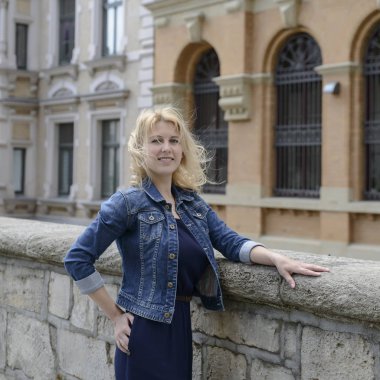 İlkbaharda eski kasabada genç güzel sarışın model kız