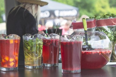 Berry smoothies Cam kaplarda üretim için taze çok renkli malzemeler