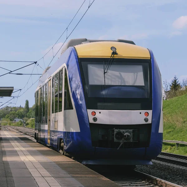 kısa yolcu treni pitoresk bir kırsal kesimde ıssız bir platform üzerinde duruyor