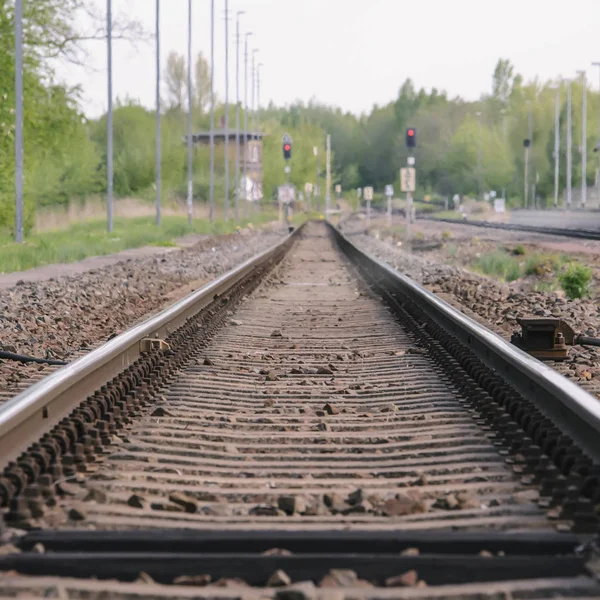 Demiryolu rayları pitoresk şehir dışında git buradan ufka