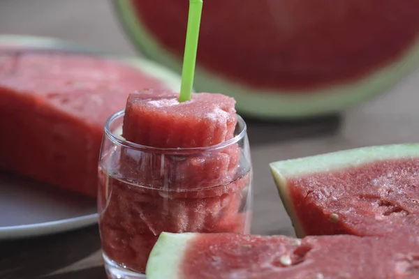 Sandía Fresca Una Jugosa Sandía Roja Fresca Plato Blanco Sobre — Foto de Stock