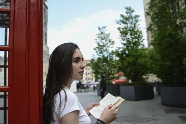 Eski bir şehir genç güzel esmer kız modeli görünüm bahar