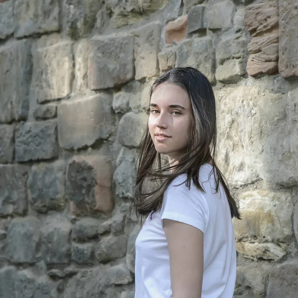 Fiatal Gyönyörű Sötét Hajú Lány Modell Megjelenése Régi Város Tavaszi — Stock Fotó