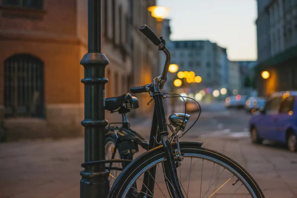 Bicicleta Estilo Retro Sujeta Poste Oscuridad Una Calle Una Ciudad — Foto de Stock