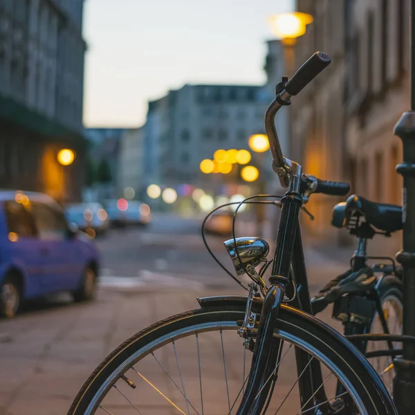Bicicletta Stile Retrò Fissata Palo Buio Una Strada Una Città — Foto Stock
