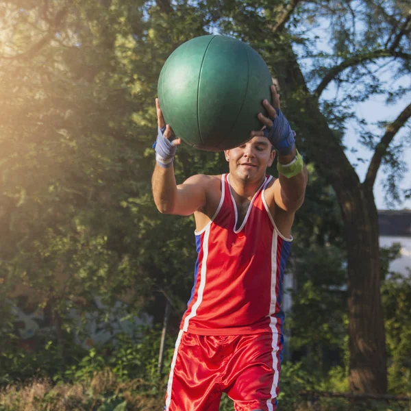 Joven Atleta Realiza Ejercicios Deportivos Con Una Pelota Aire Libre — Foto de Stock