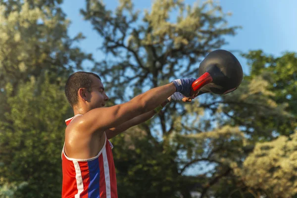 Młody Zawodnik Ćwiczeń Sportowych Pocisk Kettlebells Świeżym Powietrzu — Zdjęcie stockowe