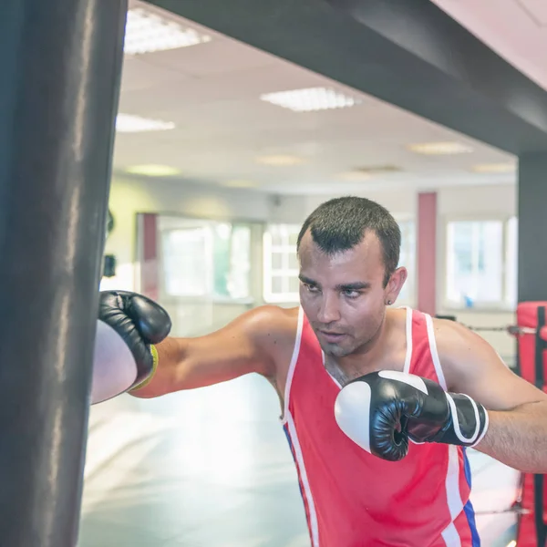 Bokser Młody Sportowiec Wykonuje Ćwiczenia Sportowe Gruszki Bokserskie Siłowni — Zdjęcie stockowe