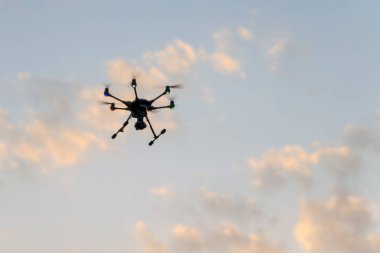 Fotoğraf ve video çevrenin quadrocopter günbatımı havasında yapar