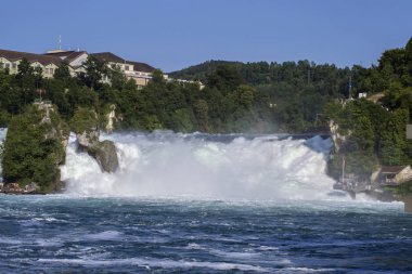 İsviçre, Avrupa'nın güzellik Ren Nehri üzerinde güçlü bir şelale görünümü