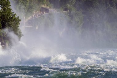 İsviçre, Avrupa'nın güzellik Ren Nehri üzerinde güçlü bir şelale görünümü