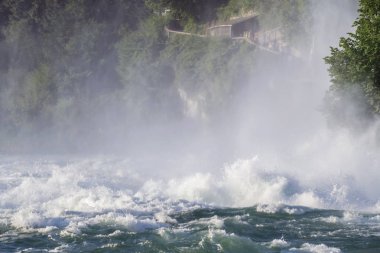 İsviçre, Avrupa'nın güzellik Ren Nehri üzerinde güçlü bir şelale görünümü