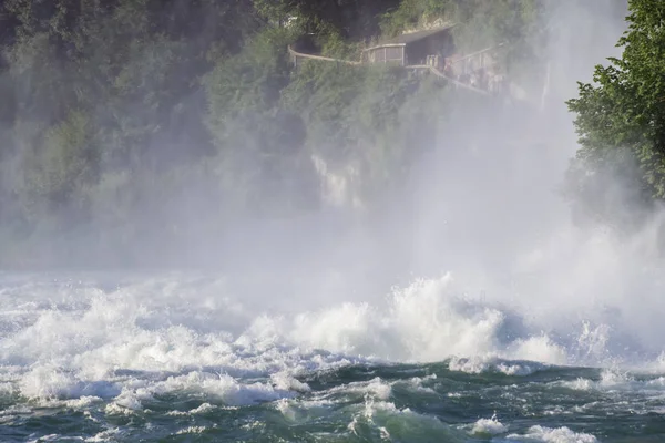 İsviçre, Avrupa'nın güzellik Ren Nehri üzerinde güçlü bir şelale görünümü