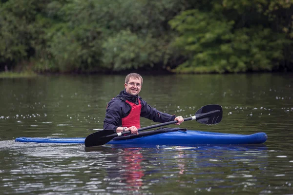 Giovane Atletico Siede Una Barca Kayak Sport Sorridente Ampio Fiume — Foto Stock