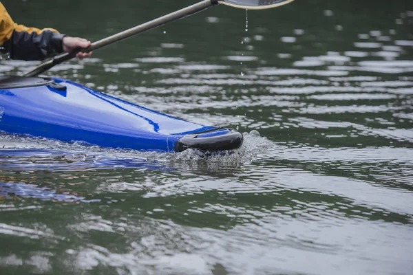 Barco Esporte Caiaque Azul Movimento Corta Superfície Água Com Arco — Fotografia de Stock