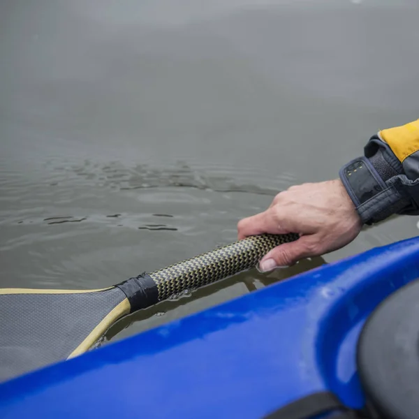 Mann Kajak Sportboot Schiebt Ruder Aus Nächster Nähe Ins Wasser — Stockfoto