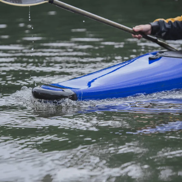 Sportboot Eines Blauen Kajaks Bewegung Schneidet Die Wasseroberfläche Mit Einem — Stockfoto