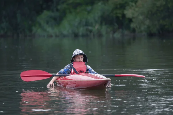 Adolescente Bote Cola Kayak Puso Remo Barco Cansadamente Dejó Caer —  Fotos de Stock