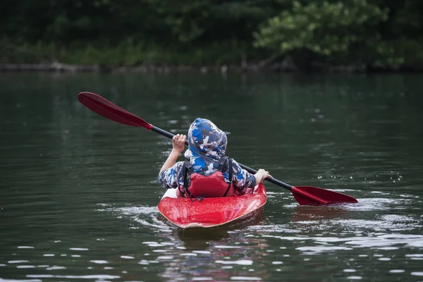 Garçon Adolescent Gère Kayak Canot Sur Une Large Rivière — Photo