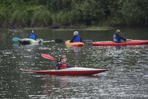 Jeune Adolescente Gère Activement Bateau Kayak Sport Sur Une Belle — Photo