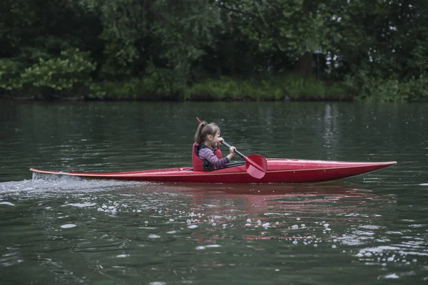 Giovane Ragazza Adolescente Gestisce Attivamente Una Barca Kayak Sport Bellissimo — Foto Stock