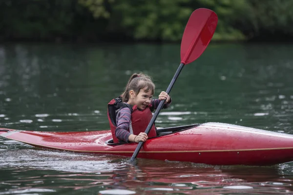 Jonge Tiener Meisje Beheert Actief Een Boot Kajak Sporten Een — Stockfoto