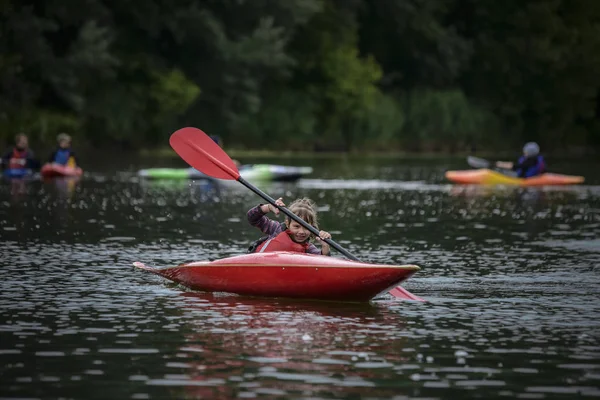 Jeune Adolescente Gère Activement Bateau Kayak Sport Sur Une Belle — Photo