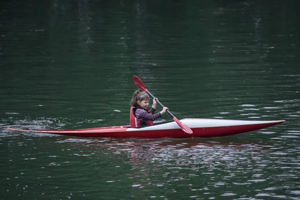 Jeune Adolescente Gère Activement Bateau Kayak Sport Sur Une Belle — Photo