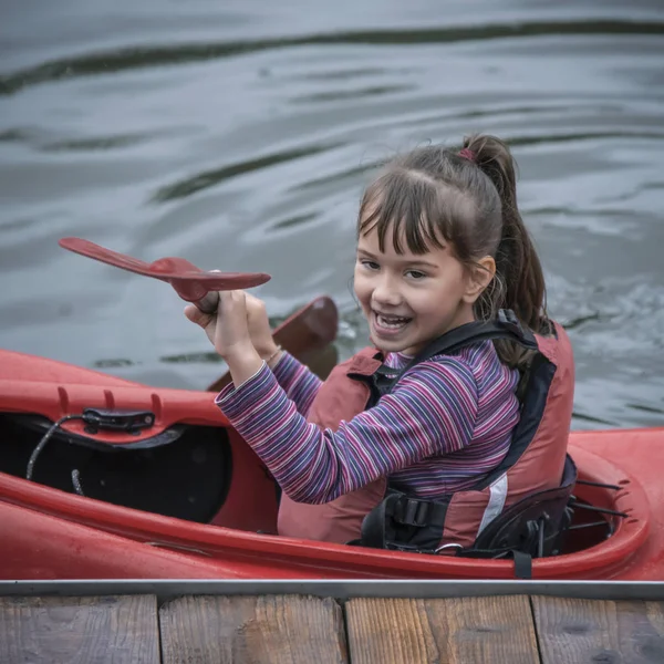 Giovane Ragazza Adolescente Gestisce Attivamente Una Barca Kayak Sport Bellissimo — Foto Stock