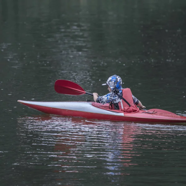 Nastolatek Chłopiec Zarządza Canoe Kajak Szerokiej Rzeki — Zdjęcie stockowe