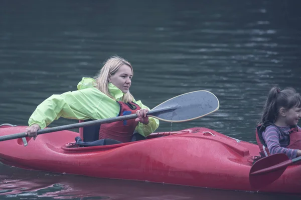 Mama Córka Zabawa Polubownie Zarządzanie Łódź Canoe Szerokiej Rzeki — Zdjęcie stockowe