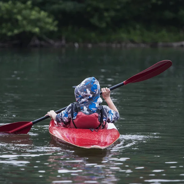 Ragazzo Adolescente Gestisce Kayak Canoa Ampio Fiume — Foto Stock