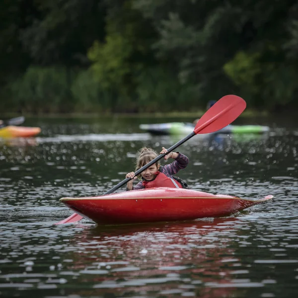 Jeune Adolescente Gère Activement Bateau Kayak Sport Sur Une Belle — Photo