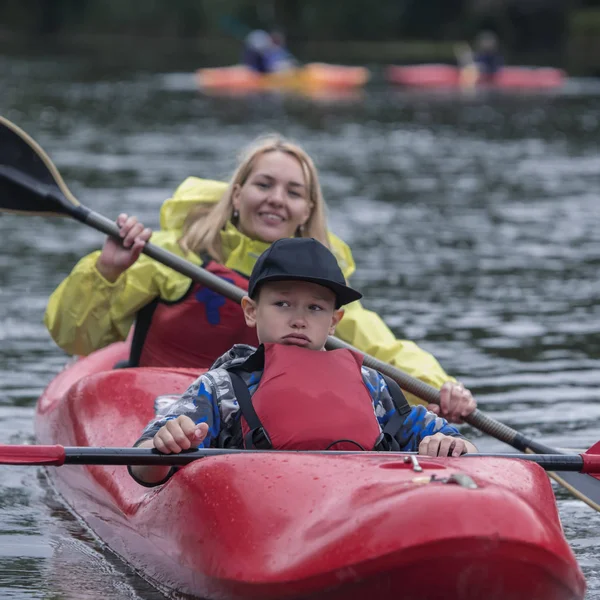 Adolescent Garçon Avec Une Expression Faciale Frustrée Trouve Dans Kayak — Photo