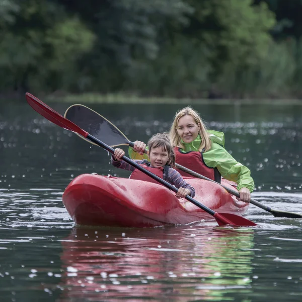 Mamma Figlia Divertente Amichevole Gestire Una Barca Canoa Ampio Fiume — Foto Stock