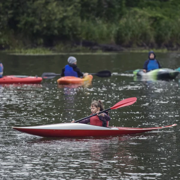 Jeune Adolescente Gère Activement Bateau Kayak Sport Sur Une Belle — Photo