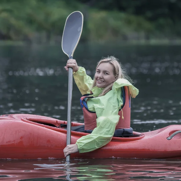 Junge Blonde Mädchen Schwimmt Auf Einem Sportboot Kajak Auf Einem — Stockfoto