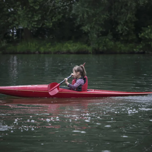 Νεαρός Έφηβος Κορίτσι Διαχειρίζεται Ενεργά Ένα Αθλητικό Σκάφος Καγιάκ Ένα — Φωτογραφία Αρχείου